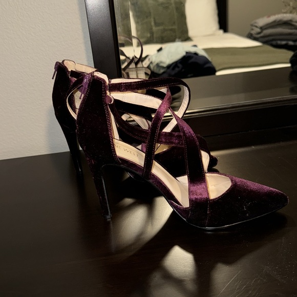 Plum Purple Cross Strap Zipper Velvet Nine West Pumps ~4 Inch Heel Size 8.5 - Picture 2 of 10
